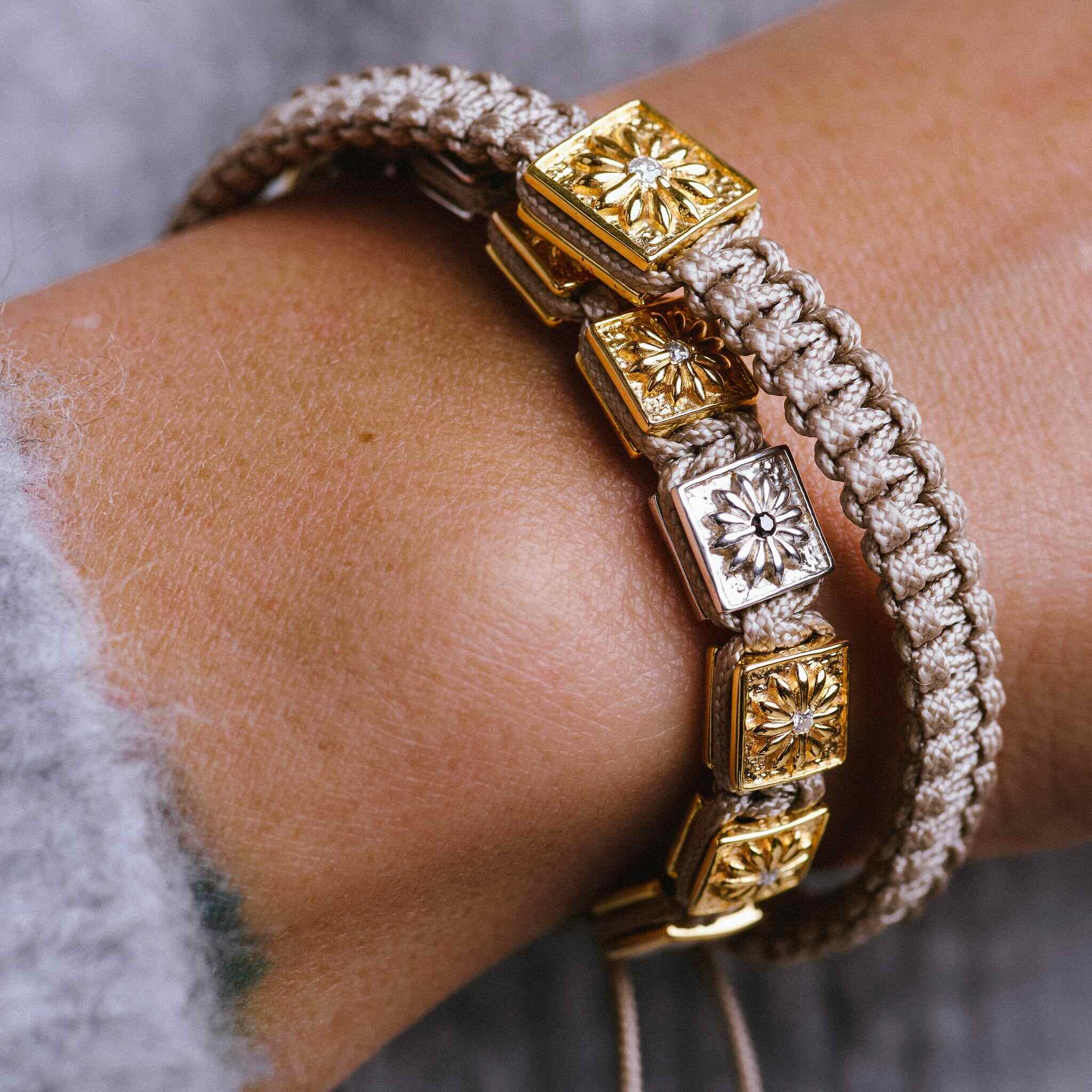 Beige Macráme Bracelet with White Moissanite in Gold 8mm