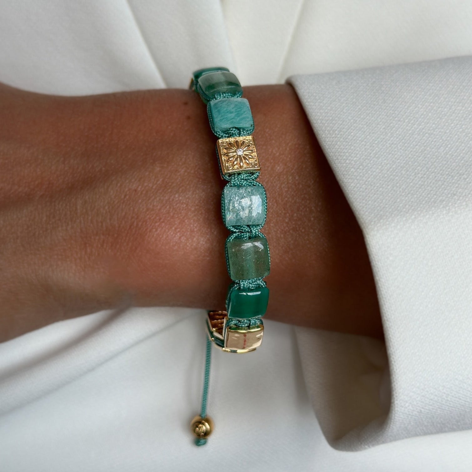 Flat-bead Macrame Bracelet with Green Stones and Gold - The Alchemist